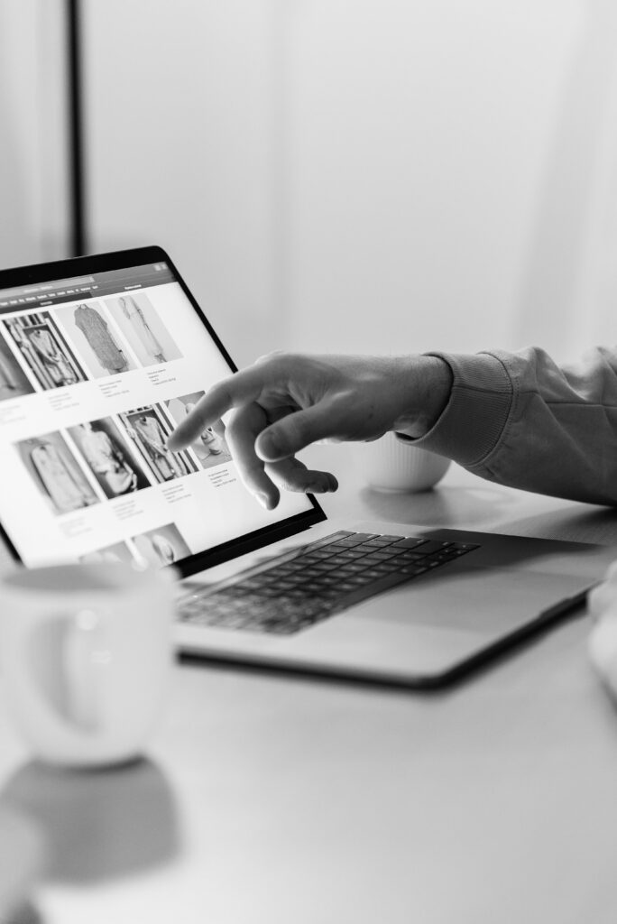 black and white laptop image best digital marketing freelancer in malappuram